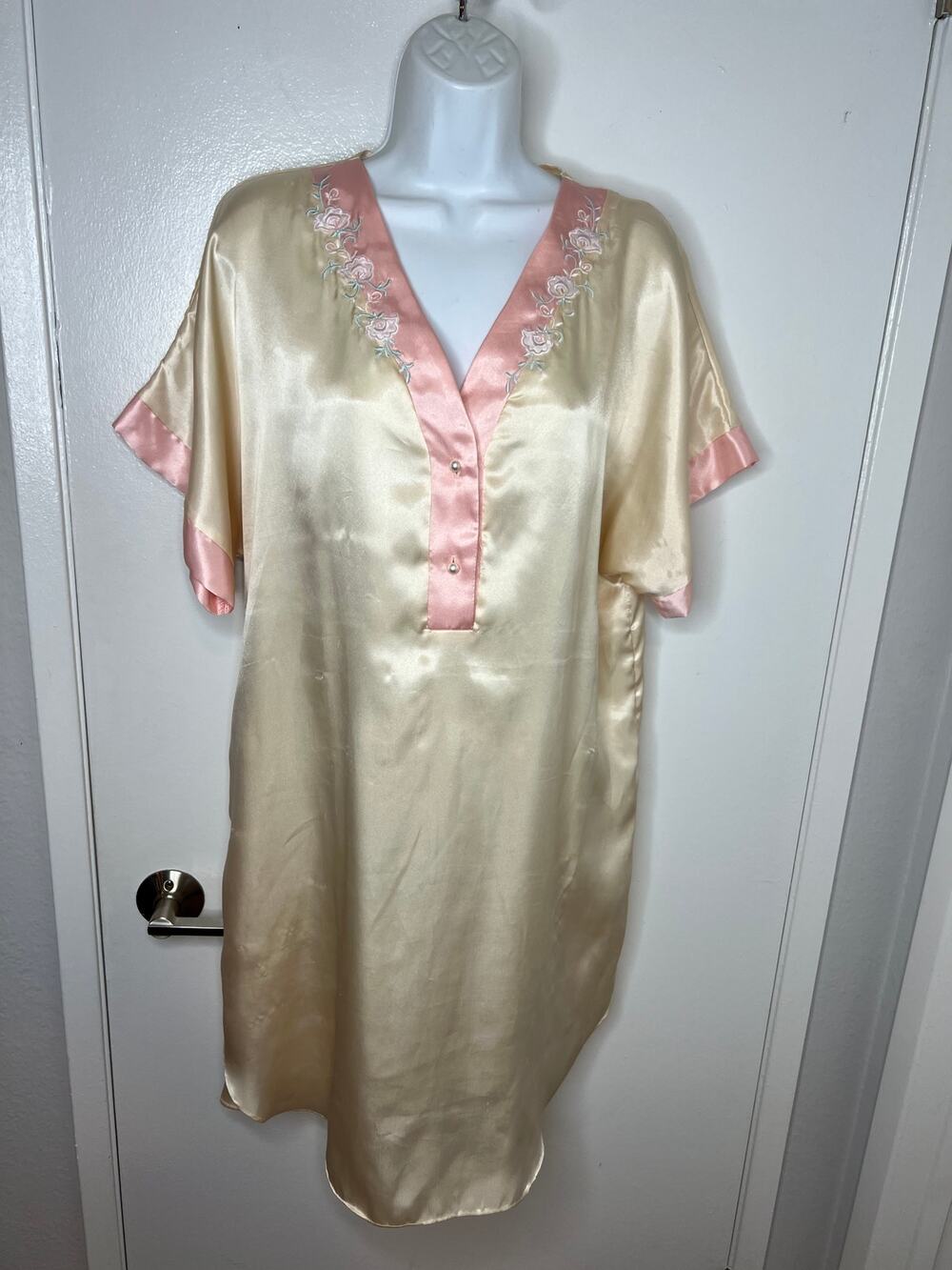 Etienne Women's Satin Short Sleeve V-Neck Embroidered Nightgown VTG ~ Size XL